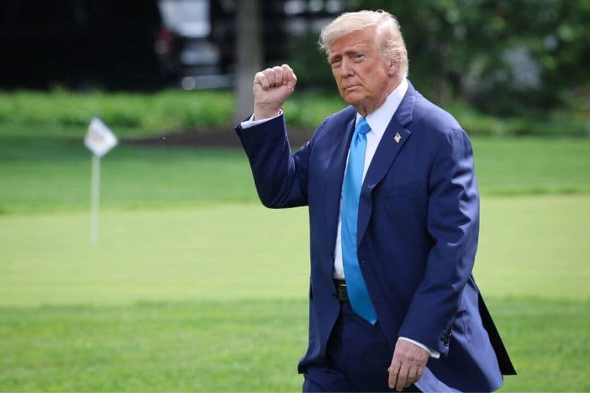 El presidente Donald Trump saluda a sus seguidores al salir de la Casa Blanca el 6 de junio de 2025. (Win McNamee/Getty Images)