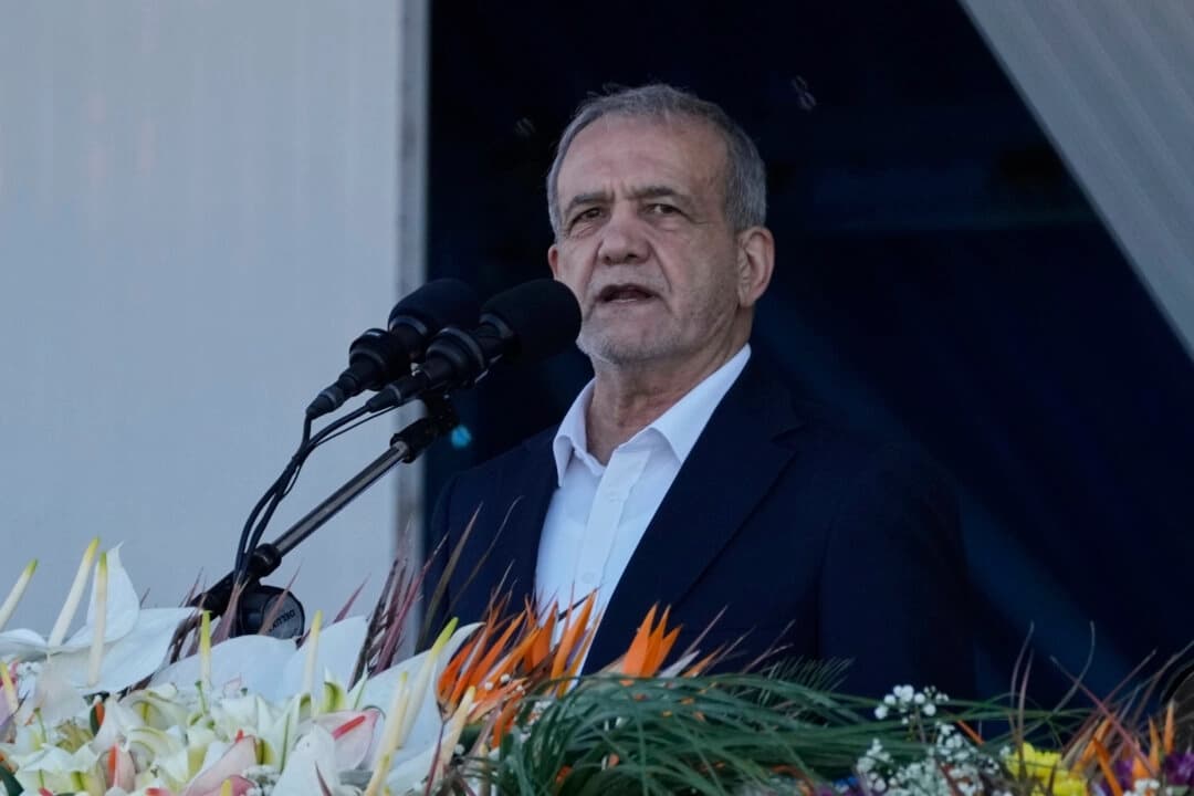 El presidente iraní, Masoud Pezeshkian, habla durante el desfile del Día del Ejército Nacional, a las afueras de Teherán, el 18 de abril de 2025. (AP/Vahid Salemi)