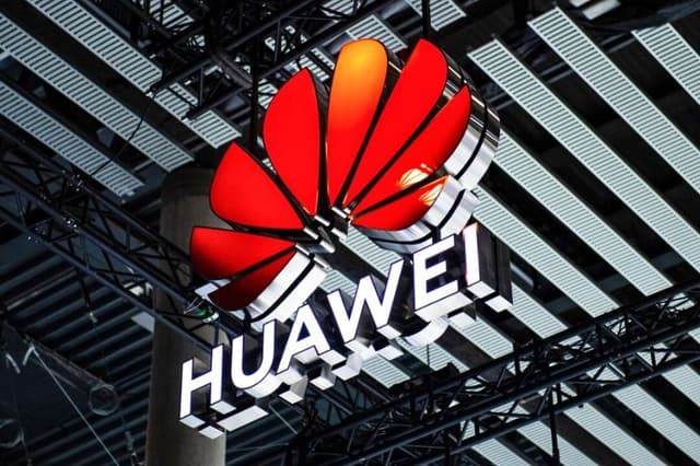 Un cartel de Huawei en el GSMA Mobile World Congress en Barcelona, España, el 28 de febrero de 2022. (David Ramos/Getty Images)