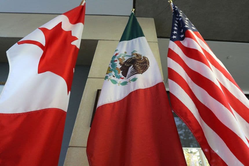 Las banderas de México, Estados Unidos y Canadá se encuentran en el vestíbulo donde se celebra la tercera ronda de renegociaciones del TLCAN en Ottawa, Ontario, el 24 de septiembre de 2017. (LARS HAGBERG/AFP a través de Getty Images)