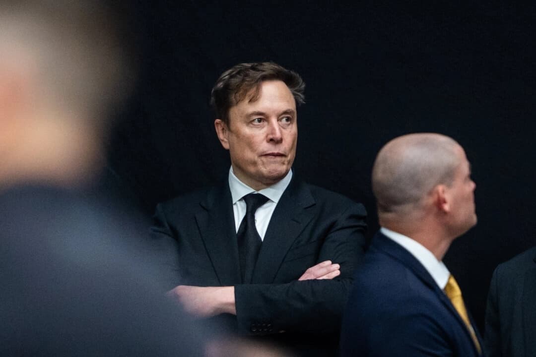 El director ejecutivo de Tesla, Elon Musk, asiste al evento "Building a Legacy: Remembering Charlie Kirk Memorial" en el State Farm Stadium de Glendale, Arizona, el 21 de septiembre de 2025. (Madalina Kilroy/The Epoch Times)