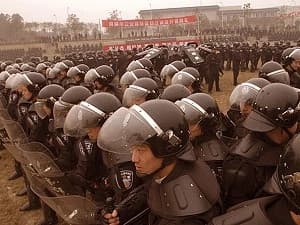 Miembros del equipo SWAT de la policía de Chengdu practican tácticas de control de disturbios, en esta fotografía de archivo. (China Photos/Getty Images).