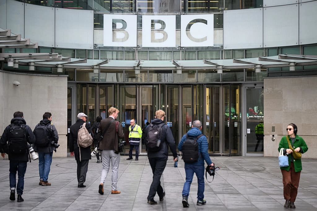 El logotipo de la BBC se muestra sobre la entrada de Broadcasting House, en Londres, el 10 de noviembre de 2025. (Leon Neal/Getty Images)