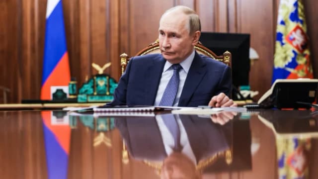 El presidente ruso, Vladímir Putin, escucha a la directora del Servicio Federal de Supervisión de los Recursos Naturales (Rosprirodnadzor), Svetlana Radionova, durante su reunión en el Kremlin, en Moscú (Rusia), el martes 21 de octubre de 2025. Alexander Kazakov, Sputnik, Kremlin Pool Photo vía AP.