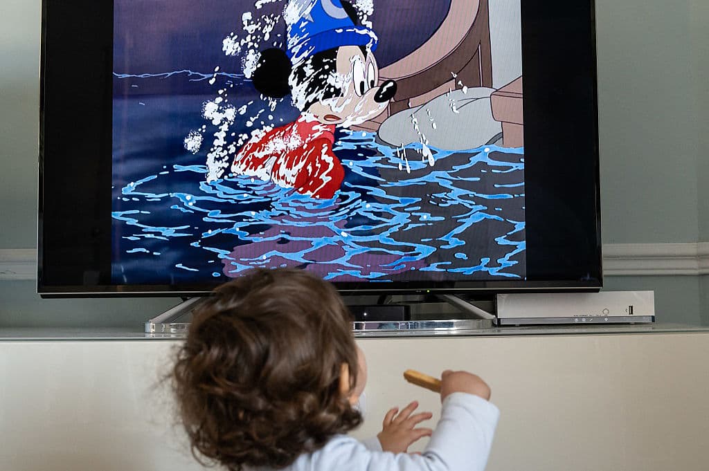 Un niño ve Disney+ en la televisión en casa. (Foto de RICCARDO MILANI/Hans Lucas/AFP vía Getty Images