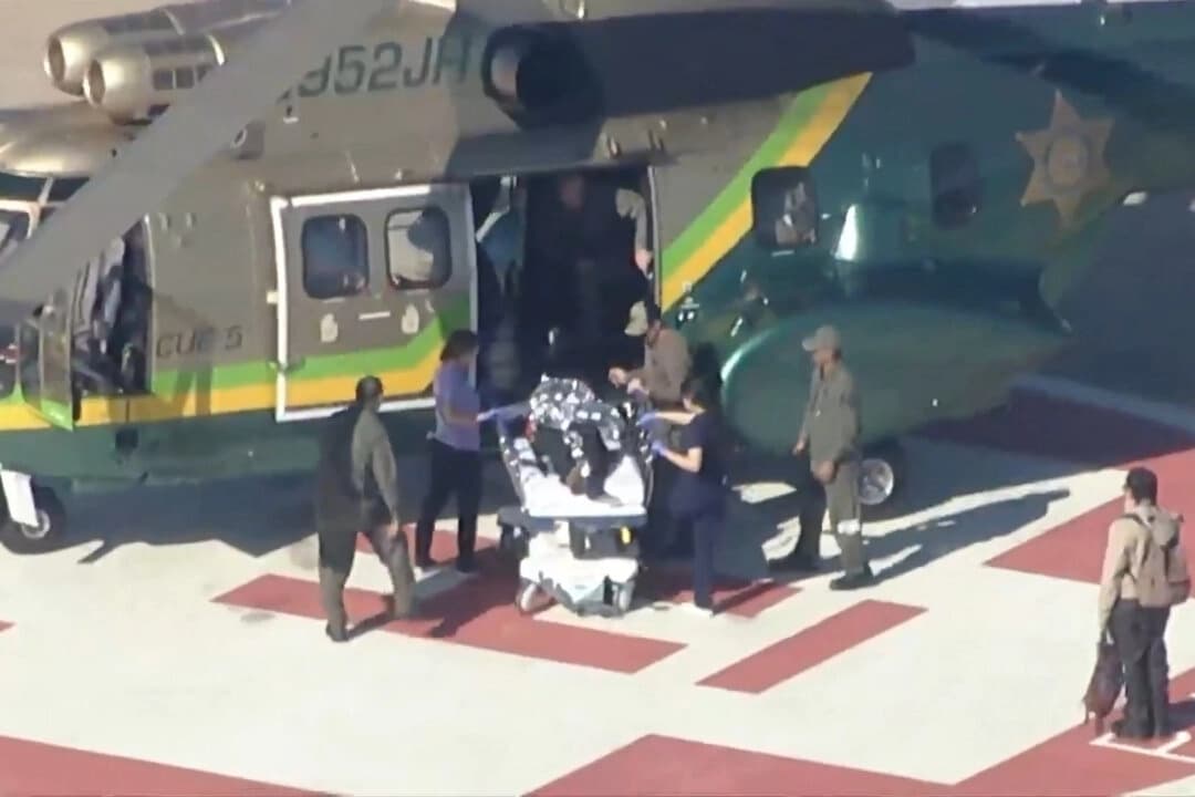 Retiran personas en camilla después de que un helicóptero policial aterrizara en un helipuerto en San Bernardino, California, el 30 de diciembre de 2025. (ABC7 Los Ángeles vía AP)