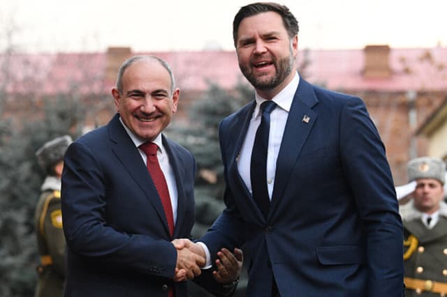 TOPSHOT - El primer ministro de Armenia, Nikol Pashinyan, da la bienvenida al vicepresidente estadounidense, JD Vance, antes de su reunión en Ereván el 9 de febrero de 2026. (Foto de KAREN MINASYAN / AFP a través de Getty Images).
