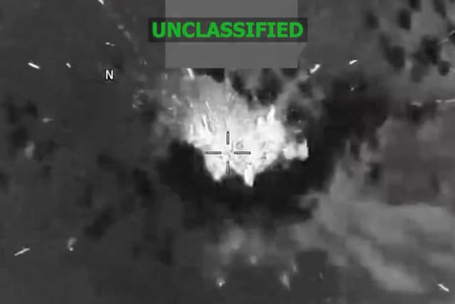 La Fuerza de Tarea Conjunta Southern Spear realiza un ataque cinético letal contra un supuesto barco narcotraficante en el Caribe el 13 de febrero de 2026. (Comando Sur de EE. UU./Captura de pantalla vía The Epoch Times)