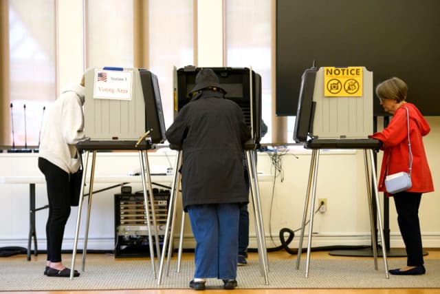 Los votantes hacen fila en las cabinas de votación del Ayuntamiento de Biltmore Forest en Asheville, Carolina del Norte, el 5 de noviembre de 2024. (Melissa Sue Gerrits/Getty Images)