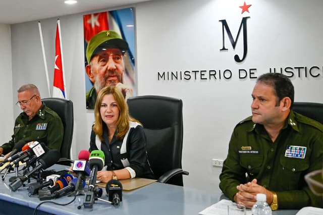 La ministra de Justicia de Cuba, Rosabel Gamon Verde, el director de la Junta Antidrogas de Cuba, Juan Carlos Poey (D), y el jefe de Estado Mayor de la Dirección de Tropas de la Guardia Fronteriza de Cuba, coronel Ivey Daniel Carballo Pérez en La Habana, el 17 de febrero de 2026. (ADALBERTO ROQUE / AFP vía Getty Images)