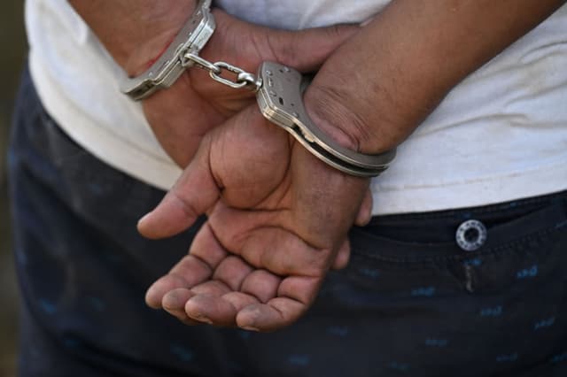Imagen ilustrativa: Hombre esposado (MARVIN RECINOS/AFP vía Getty Images)