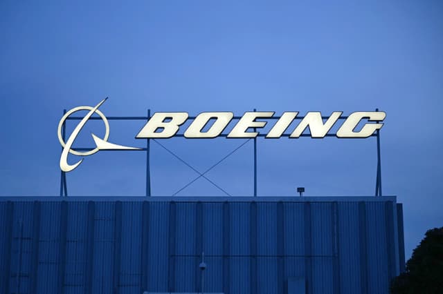 El logotipo de Boeing se ve en el exterior de las oficinas de la empresa, situadas cerca del Aeropuerto Internacional de Los Ángeles, en El Segundo, California, el 18 de enero de 2024. (Patrick T. Fallon/AFP vía Getty Images).