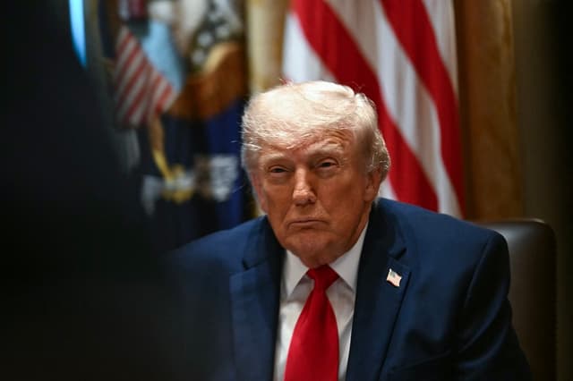 El presidente de EE. UU., Donald Trump, observa durante una reunión del Consejo de Ministros en la Sala del Consejo de Ministros de la Casa Blanca, en Washington D. C., el 27 de mayo de 2026. (Kent NISHIMURA / AFP vía Getty Images)