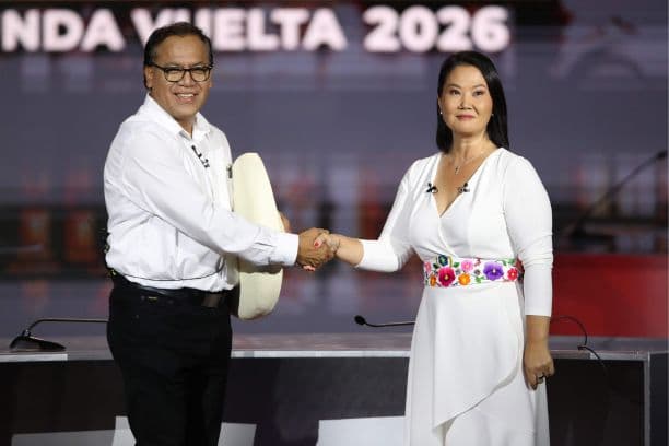 La candidata derechista Keiko Fujimori (d) y el candidato izquierdista Roberto Sánchez posan durante un debate presidencial este domingo, en Lima, Perú. (EFE/ Paolo Aguilar)