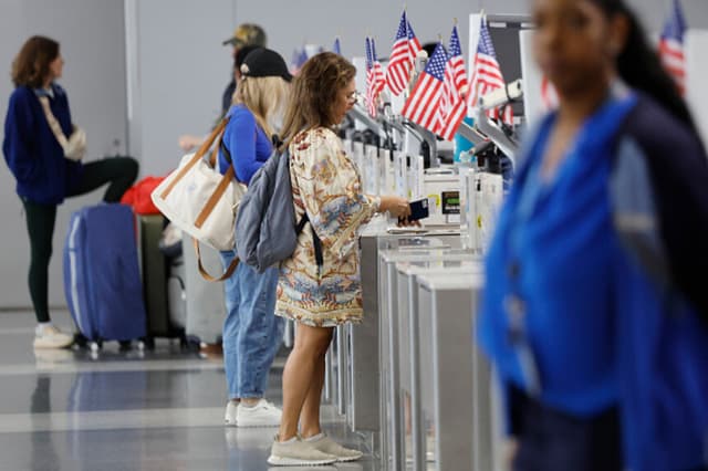 Imagen Ilustrativa: Viajeros se registran en la terminal de United Airlines en el Aeropuerto Internacional de Los Ángeles el 12 de noviembre de 2025. La FAA redujo 10 % los vuelos en 40 aeropuertos, incluido LAX, ante posibles interrupciones por el cierre del gobierno. (Mario Tama/Getty Images).