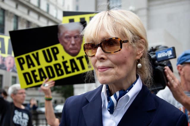 E. Jean Carroll sale de la corte federal de apelaciones de Manhattan tras las alegaciones en una apelación de la sentencia presentada por el expresidente de EE. UU. Donald Trump, en la ciudad de Nueva York, el 6 de septiembre de 2024. (LEONARDO MUÑOZ/AFP vía Getty Images)