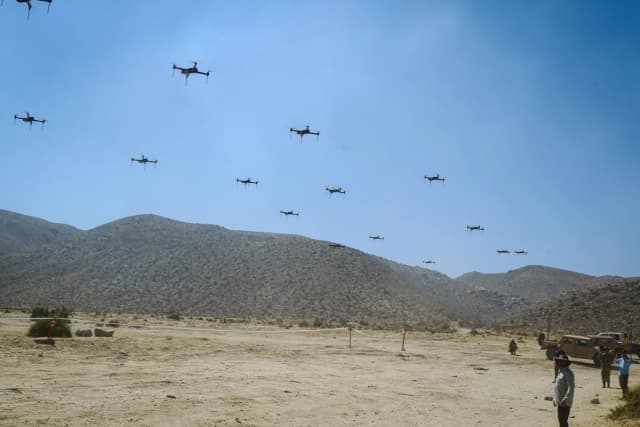El 11.º Regimiento de Caballería Blindada y la Oficina de Gestión de Sistemas de Amenazas operan un enjambre de 40 drones para probar las capacidades de las unidades rotatorias en el Centro Nacional de Entrenamiento en Fort Irwin, California, el 8 de mayo de 2019. (Soldado de segunda clase James Newsome/Ejército de EE. UU.)
