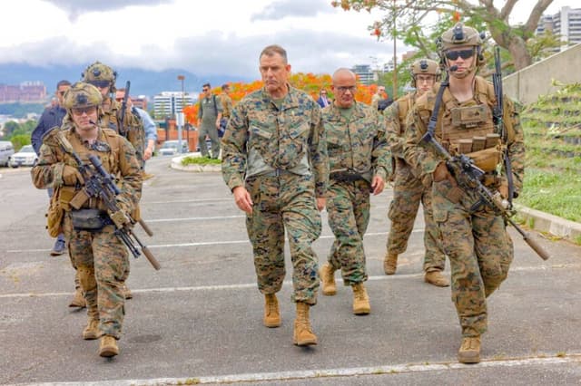 El general Francis L. Donovan (C), comandante del Comando Sur de los Estados Unidos, visita la Embajada de los Estados Unidos en Caracas, Venezuela, junto con otros infantes de marina estadounidenses, el 23 de mayo de 2026. (Fotografía del Cuerpo de Marines de Estados Unidos por el sargento Nathan Mitchell).