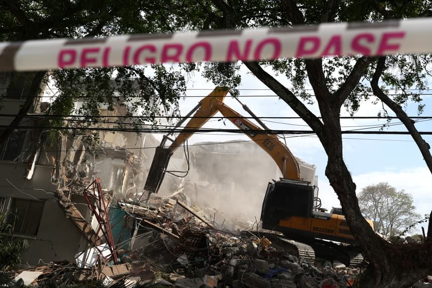 Vista general este 7 de septiembre de una retroexcavadora al demoler un edificio afectado por el terremoto del pasado 10 de agosto, en Cali, Colombia. (EFE/Ernesto Guzmán)