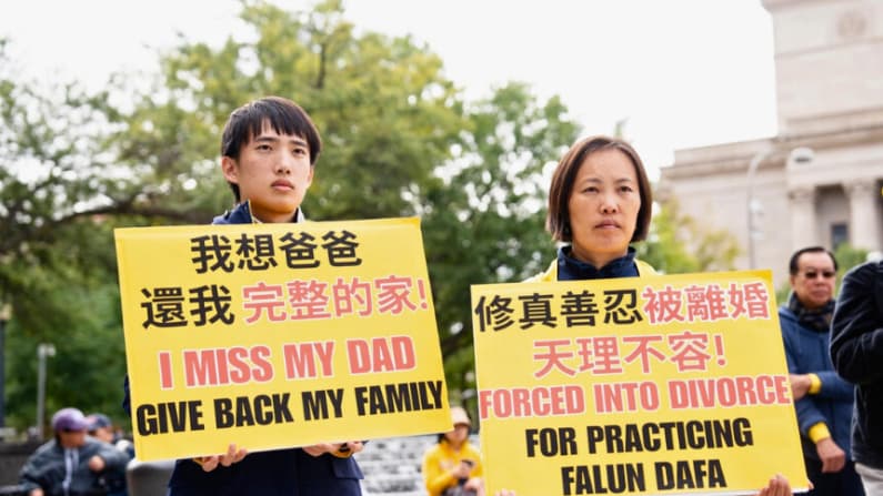 Manifestantes piden que los derechos humanos no queden relegados en las conversaciones entre Trump y Xi