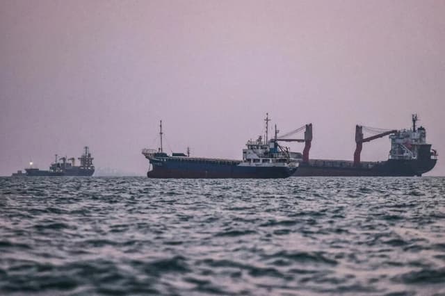 Buques transitan por el Estrecho de Ormuz frente a la costa de la ciudad portuaria de Bandar Abbas, en el sur de Irán, el 5 de septiembre de 2026. (Atta Kenare/AFP vía Getty Images).