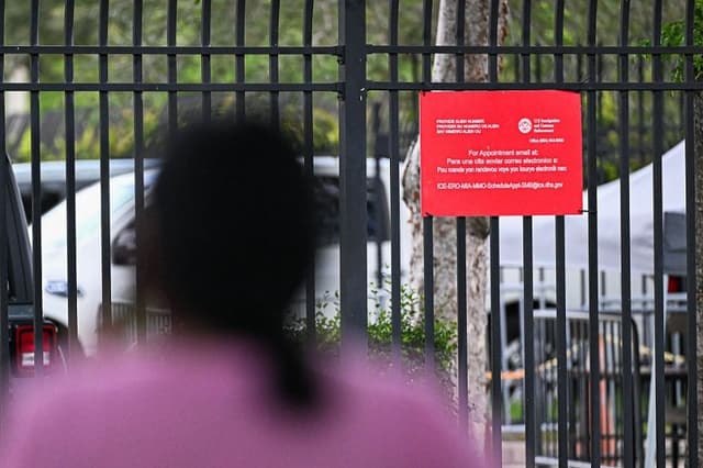 El 22 de septiembre de 2026 se observa un letrero con instrucciones sobre cómo programar una cita afuera de las instalaciones del Servicio de Inmigración y Control de Aduanas de EE. UU. (ICE) en Miramar, Florida. (CHANDAN KHANNA / AFP vía Getty Images)