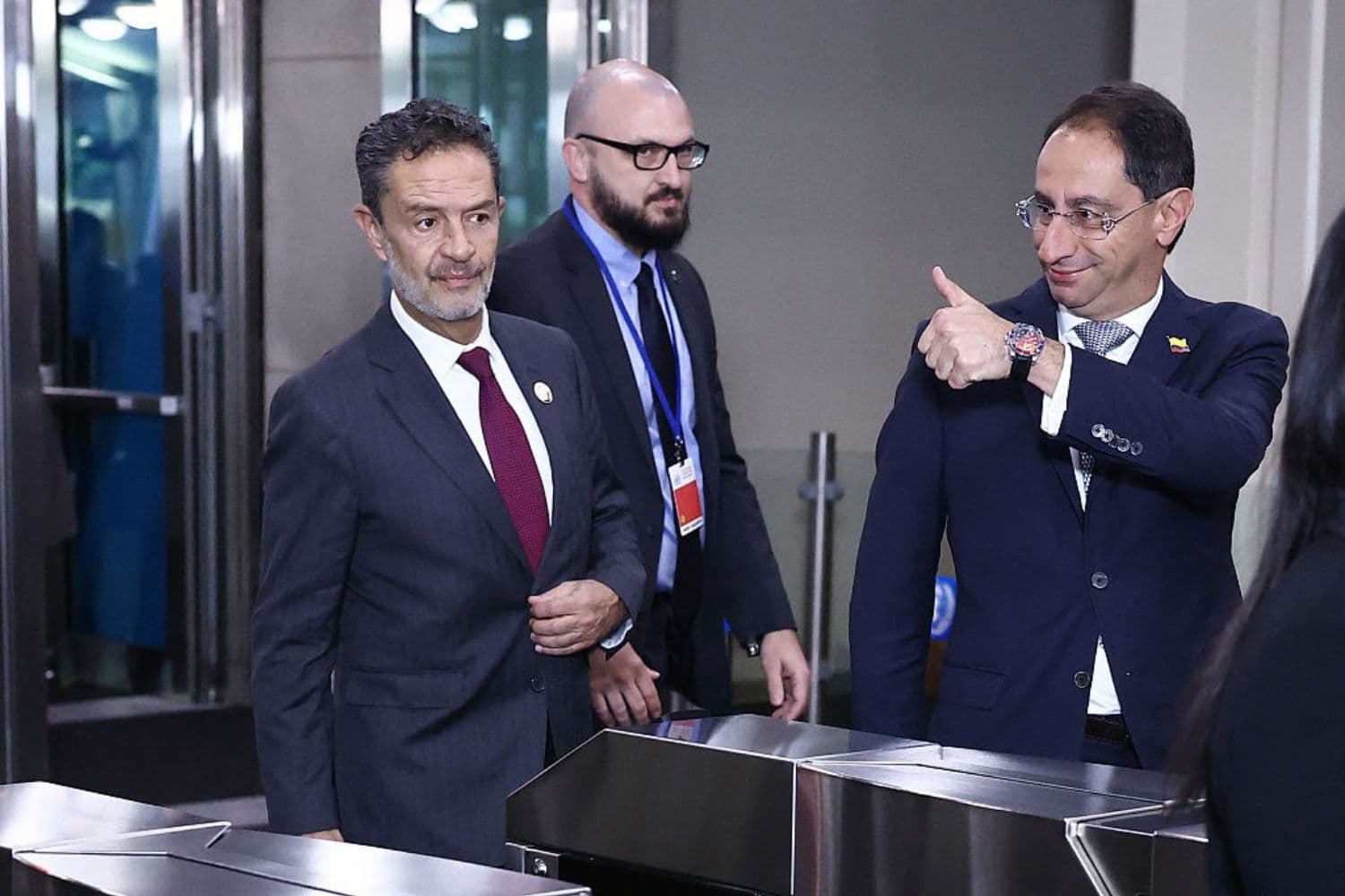 El ministro de Relaciones Exteriores de Colombia, Omar Bula Escobar (Izq.), llega a la 81.ª Asamblea General de las Naciones Unidas en la sede de la ONU en Nueva York, el 22 de septiembre de 2026. (CHARLY TRIBALLEAU / AFP vía Getty Images)