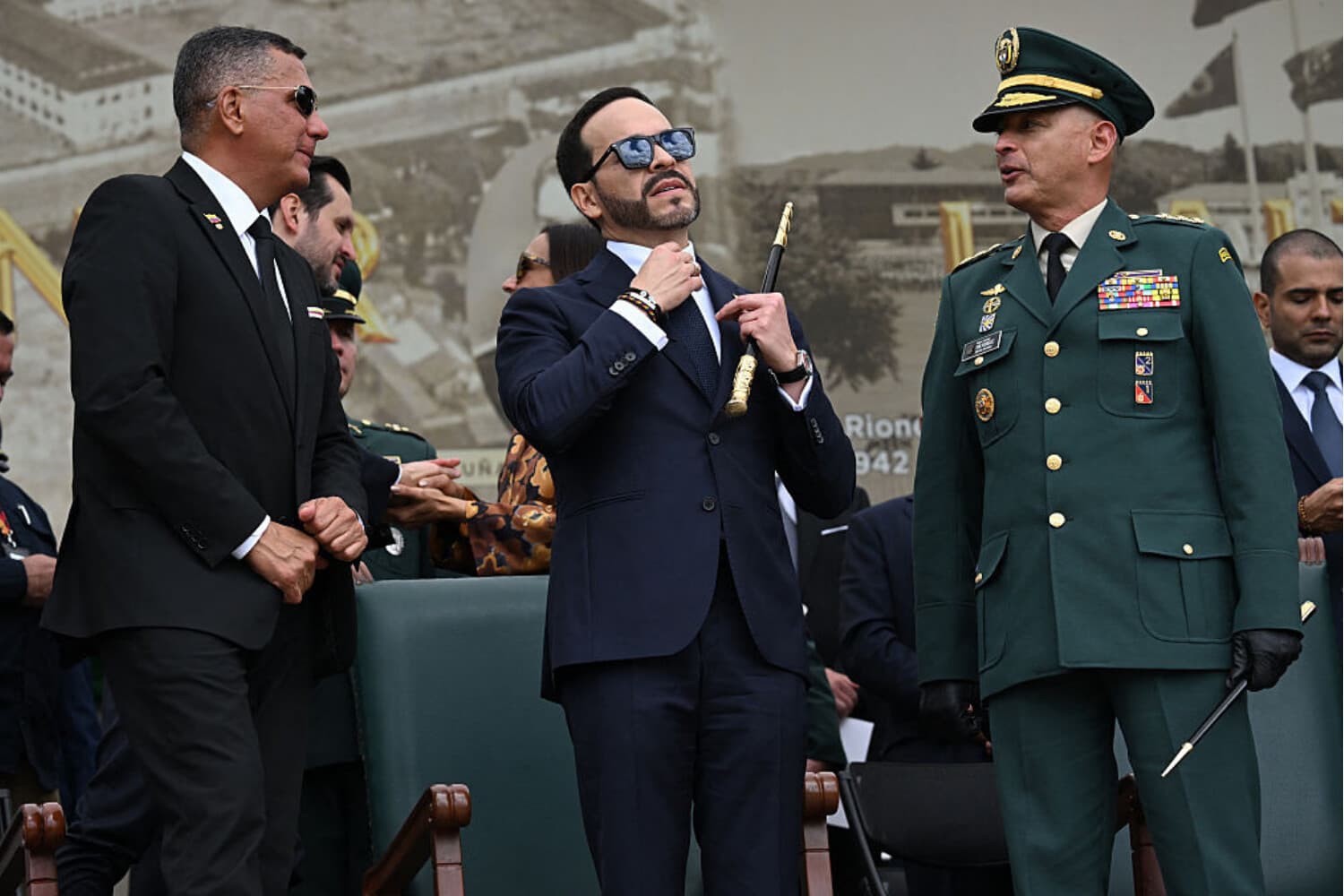 El presidente de Colombia, Abelardo de la Espriella (C), su ministro de Defensa, Jorge Mora (I), y el comandante de las Fuerzas Militares, general Erick Rodríguez, asiste a la ceremonia de cambio de mando en la Escuela Militar José María Córdova de Bogotá el 26 de agosto de 2026. (Foto de Raúl ARBOLEDA / AFP vía Getty Images)