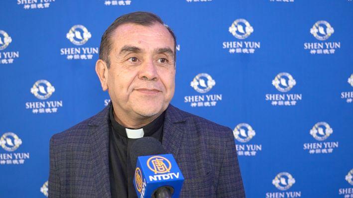 El sacerdote católico Oscar Echeveste García de Alba  asistió a la presentación de Shen Yun 2024 el 8 de mayo en el Conjunto Santander de Artes Escénicas de la Universidad de Guadalajara, en  Jalisco, México. (NTD)