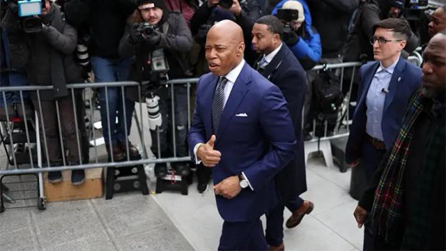 El alcalde de la ciudad de Nueva York, Eric Adams, levanta el pulgar al llegar para asistir a una audiencia en la corte federal de la ciudad de Nueva York el 19 de febrero de 2025. (Charly Triballeau/AFP a través de Getty Images)