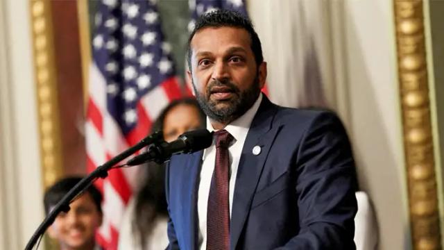 Kash Patel habla después de prestar juramento como director del FBI ante la fiscal general de Estados Unidos, Pam Bondi, en la Sala del Tratado Indio del Edificio de Oficinas Ejecutivas Eisenhower en el campus de la Casa Blanca en Washington el 21 de febrero de 2025. (Leah Millis/Reuters)