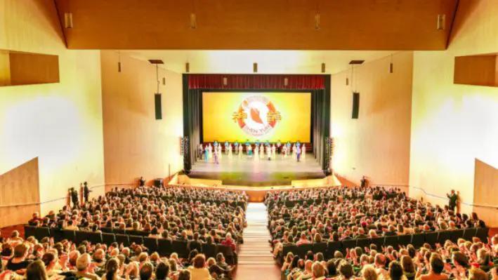 El 26 de febrero de 2025 por la noche, la compañía estadounidense Shen Yun realizó su primera actuación local en el Centro de Exposiciones y Congresos Lienzo Norte en Ávila, España. (Zhang Qingyue/The Epoch Times)