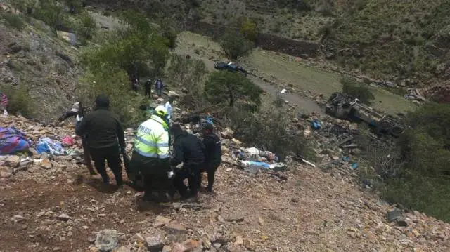 Al menos 31 fallecidos y 15 heridos tras la caída de autobús a un barranco en Bolivia