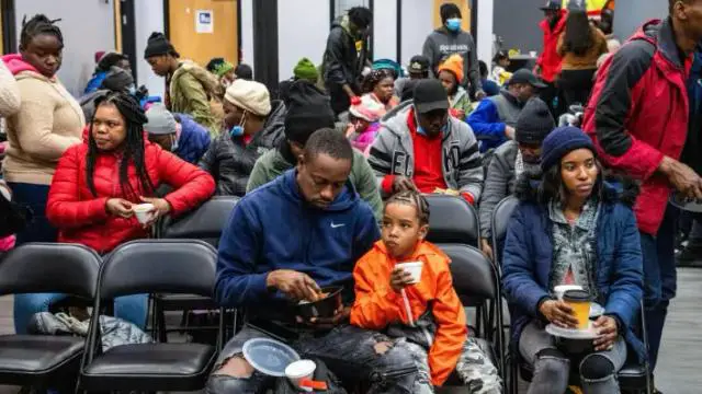 Inmigrantes ilegales comen en el refugio de día La Colaborativa en Chelsea, Massachusetts, el 22 de febrero de 2024. (Joseph Prezioso/AFP vía Getty Images)