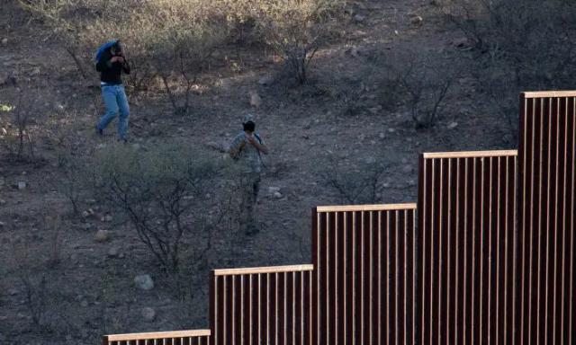 Dos presuntos vigías del cártel se tapan la cara en Nogales, México, en la frontera entre Estados Unidos y México, el 23 de mayo de 2018. (Samira Bouaou/The Epoch Times)
