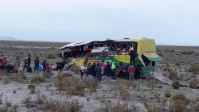 Al menos 37 fallecidos y 30 heridos por colisión de 2 autobuses en el altiplano de Bolivia