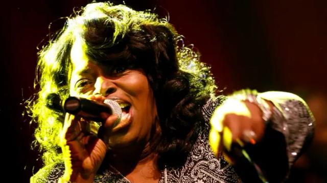 Muere la veterana cantante de R&B Angie Stone en un accidente de tránsito