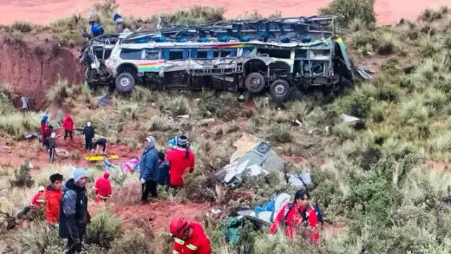 Fotografía cedida este lunes, 3 de marzo de 2025, por la Fiscalía General de Bolivia en la que se registró la zona del accidente de un autobús de transporte público que chocó con otro vehículo, en la carretera que une a las regiones bolivianas de Potosí y Oruro. EFE/Fiscalía General de Bolivia