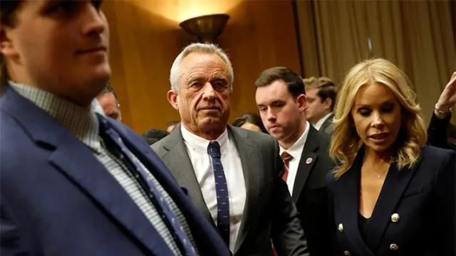 Robert F. Kennedy Jr., candidato del presidente Donald Trump a secretario del Departamento de Salud y Servicios Humanos, sale con su esposa Cheryl Hines tras una audiencia de confirmación ante el Comité del Senado sobre Salud, Educación, Trabajo y Pensiones en el Dirksen Senate Office Building en Washington, el 30 de enero de 2025. (Kevin Dietsch/Getty Images)