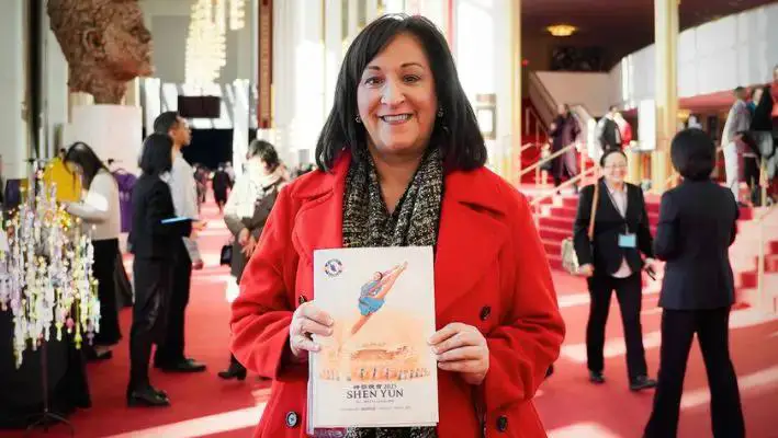 Bianca Gracia disfrutó de Shen Yun Performing Arts en el Kennedy Center Opera House en Washington, DC, el 2 de marzo de 2025. (Terri Wu/The Epoch Times)
