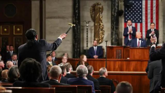 Expulsan a representante demócrata Al Green por abuchear a Trump durante su discurso en el Congreso