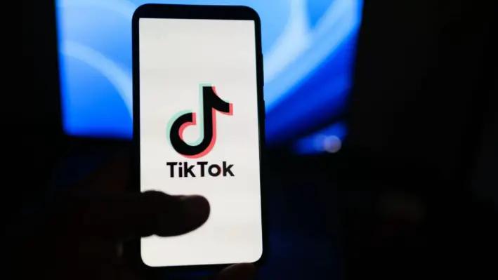 Un hombre sostiene un teléfono con la aplicación TikTok el 11 de agosto de 2024. (Oleksii Pydsosonnii/The Epoch Times)