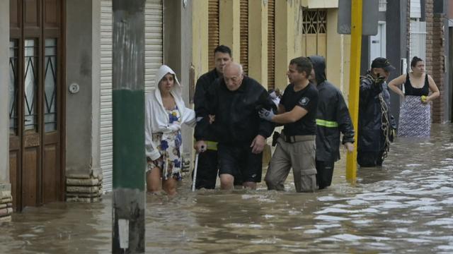 Suben a diez los muertos por inundaciones en Argentina