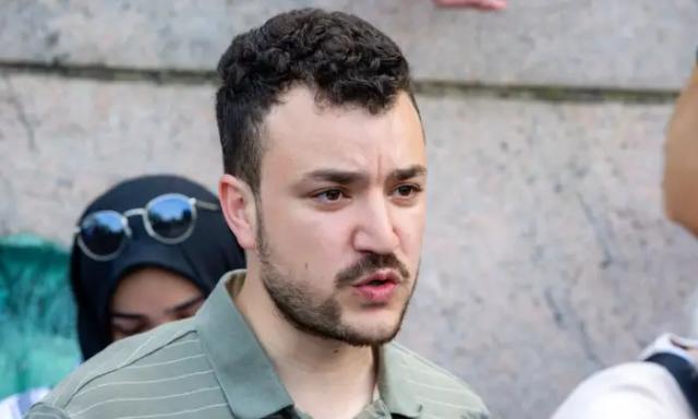 El estudiante Mahmoud Khalil habla en el campus de la Universidad de Columbia en Nueva York en una acampada de protesta pro-palestina el 29 de abril de 2024. (Ted Shaffrey/Foto AP)