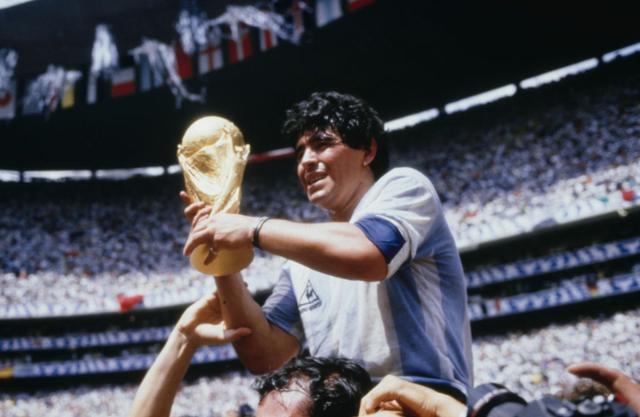 El exfutbolista argentino Diego Armando Maradona (1960-2020) sostiene el trofeo de la Copa Mundial después de que Argentina derrotara a Alemania Occidental por 3-2 durante la final de la Copa Mundial de la FIFA 1986 en el Estadio Azteca de la Ciudad de México, México, el 29 de junio de 1986. (Bongarts/Getty Images)