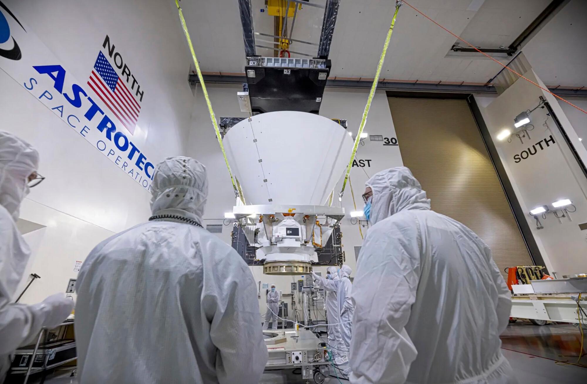 Empleados de BAE Systems trabajan en el observatorio SPHEREx de la NASA en las instalaciones de Astrotech Space Operations en la Base de la Fuerza Espacial Vandenberg, California, el 16 de enero de 2025. (NASA vía AP).