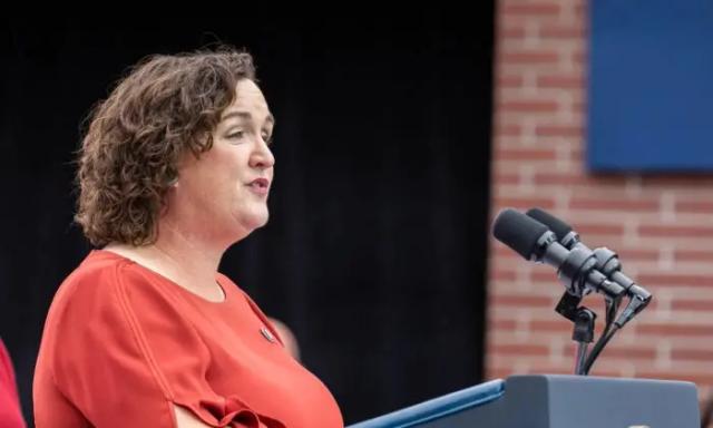 La representante Katie Porter (D-Calif.) habla en Irvine Valley College en Irvine, California, el 14 de octubre de 2022. (John Fredricks/The Epoch Times)
