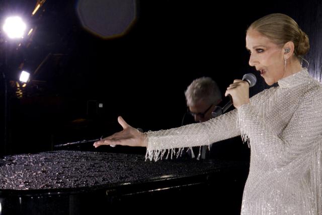 La cantante Celine Dion actúa en la Torre Eiffel durante la ceremonia de apertura de los Juegos Olímpicos de París 2024 en París, Francia, el 26 de julio de 2024. (Captura de pantalla del COI a través de Getty Images).