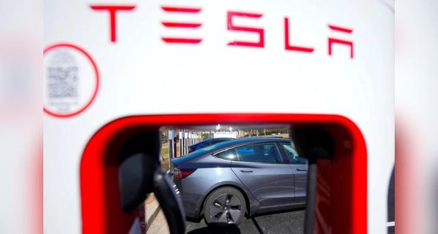 Un cargador para vehículos eléctricos Tesla de nivel tres en Kennesaw, Georgia, el 2 de febrero de 2024. (Mike Stewart/AP Photo)
