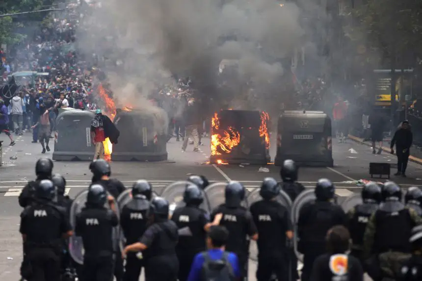 Enfrentamiento entre policía argentina y manifestantes jubilados en Buenos Aires